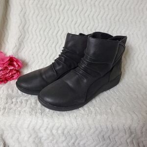 Clarks Cloudsteppers Womens Size 7 W Black Faux Leather Ankle Boots Bootie Wide